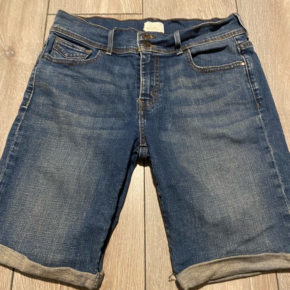 Levi’s denim shorts. Size 1. Button back pockets.